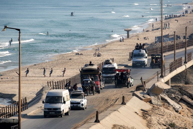 Camions et véhicules près du camp de Nuseirat, Gaza