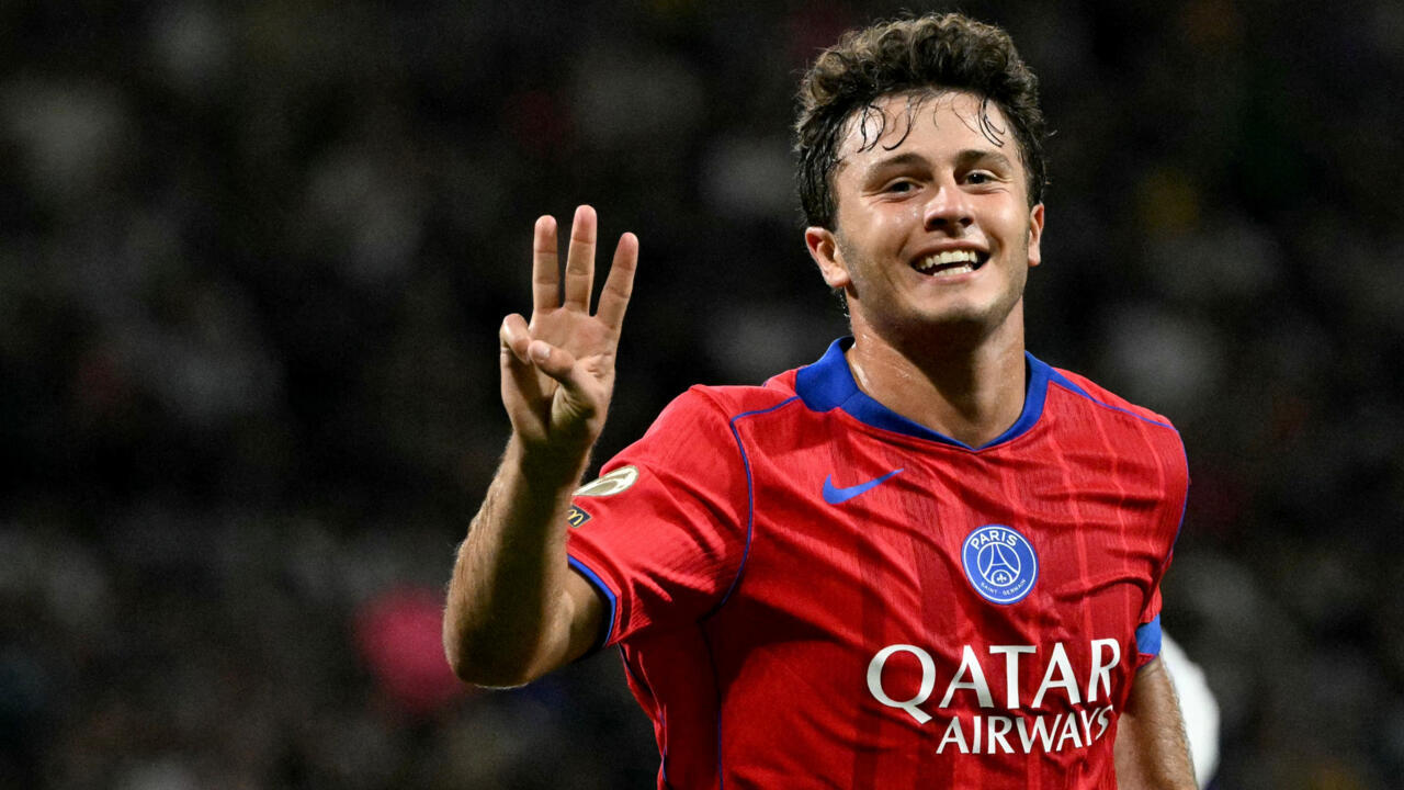 Joao Neves célébrant son triplé pour le PSG