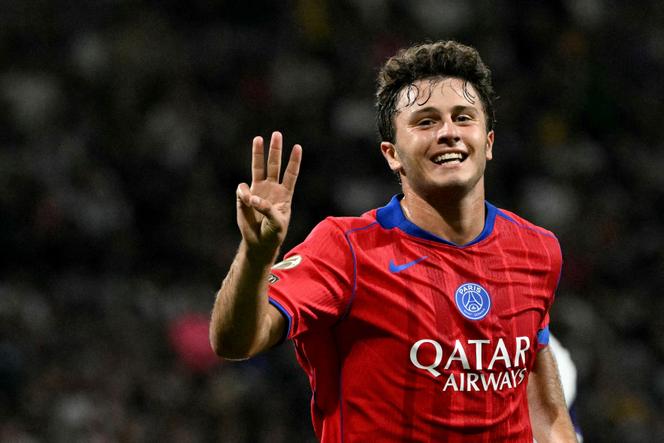 Joao Neves célèbre son triplé pour le PSG