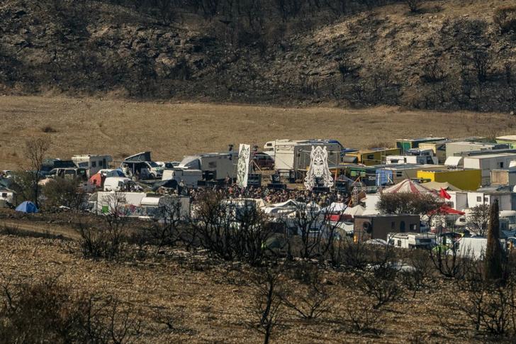 Rave-party sur terrain brûlé dans l'Aude
