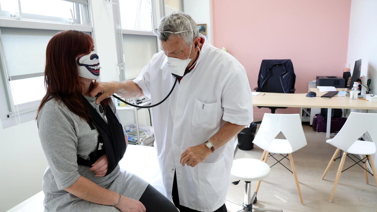 Médecin en consultation dans une zone rurale