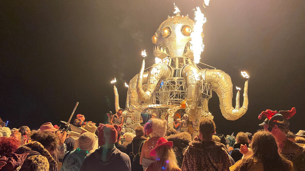 Naissance d’Aurora dans le camping-car lors du Burning Man 2025