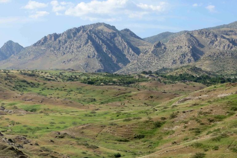 Relief montagneux et dépôts sédimentaires le long des montagnes