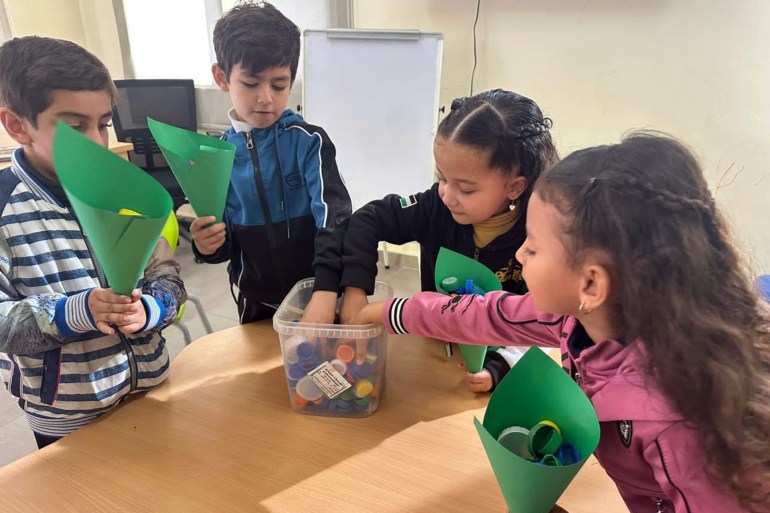 Enfants apprenant le recyclage plastique lors d'activités éducatives