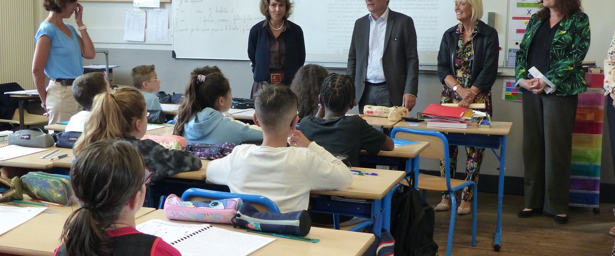 Élèves et personnel lors de la rentrée dans le pays de Lourdes