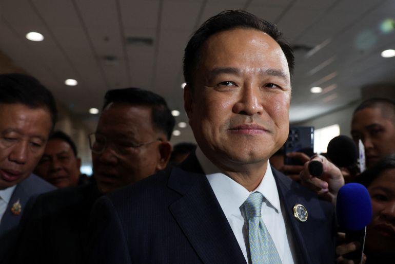 Anutin Charnvirakul quitte une conférence de presse au parlement, Bangkok, 3 septembre 2025