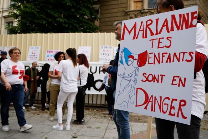 Manifestation près de l'Assemblée nationale pour enfants décédés