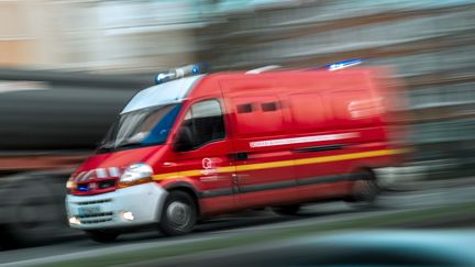 Véhicule de pompiers en intervention, photo d'illustration