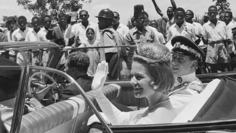 La duchesse saluant lors des célébrations en Ouganda