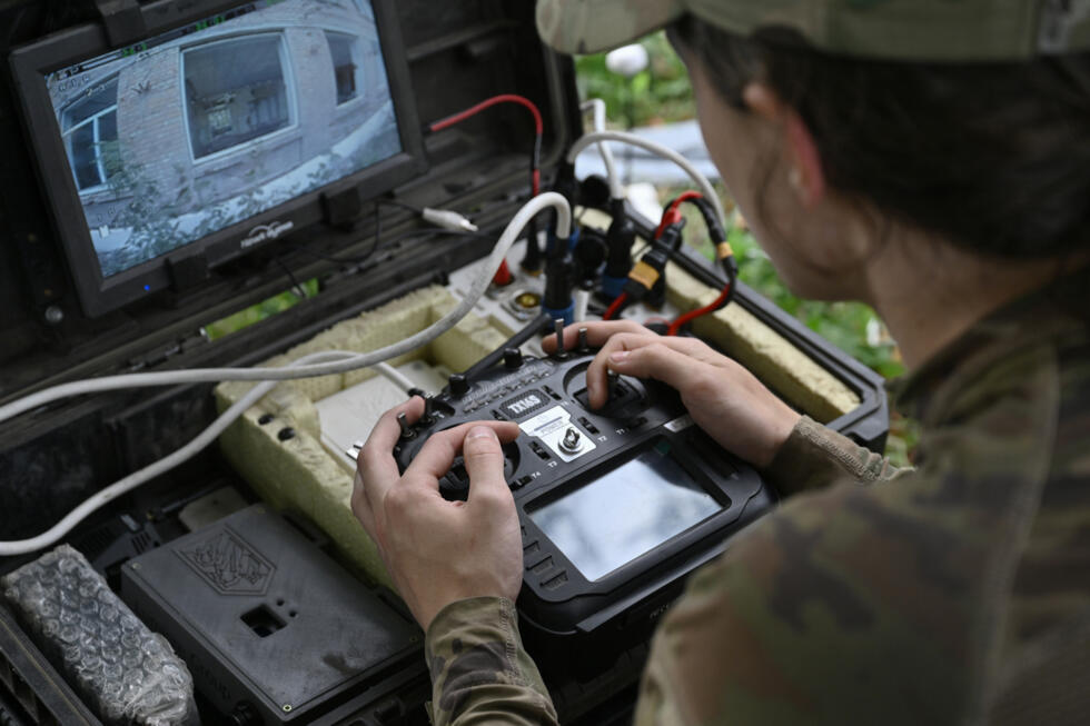 Droniste ukrainien contrôlant un drone FPV lors d’un entraînement