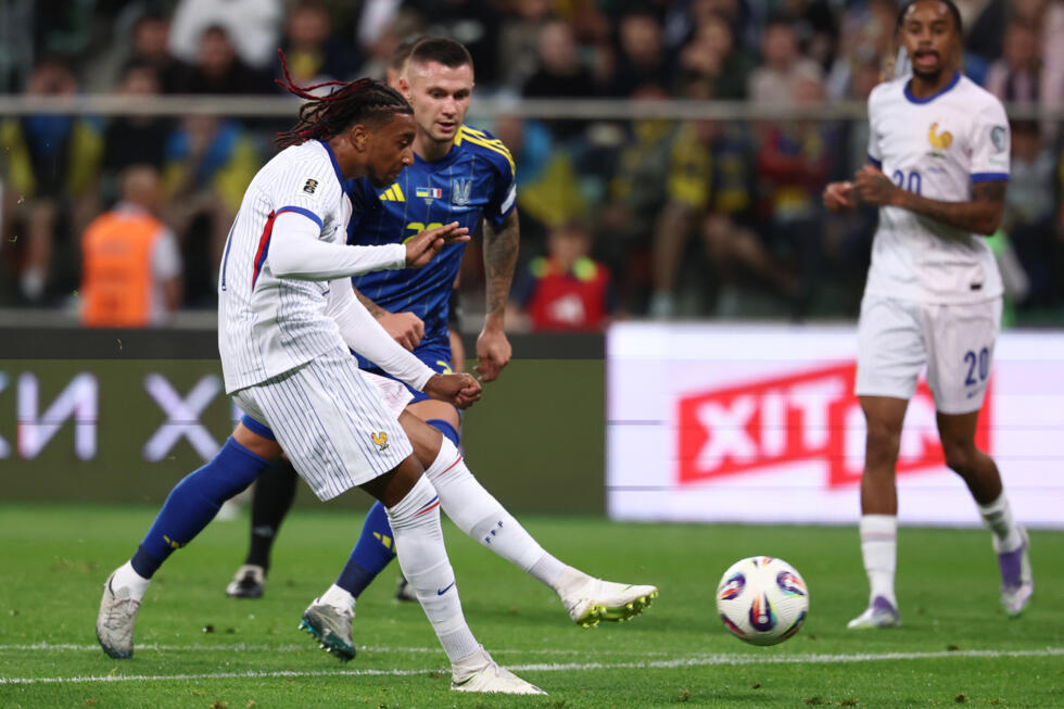 Olise contrôlant le ballon pour les Bleus