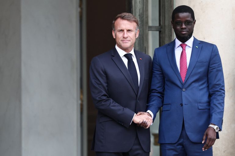 Emmanuel Macron serre la main du président sénégalais Bassirou Diomaye Faye à l'Elysée