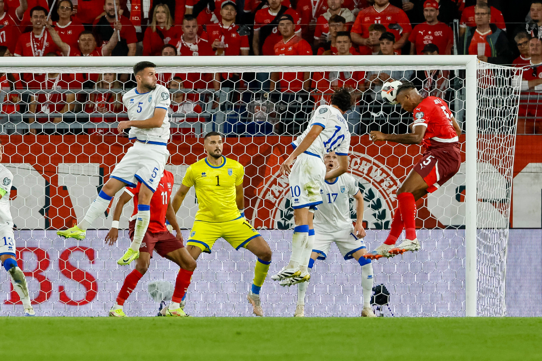 Manuel Akanji célèbre un but