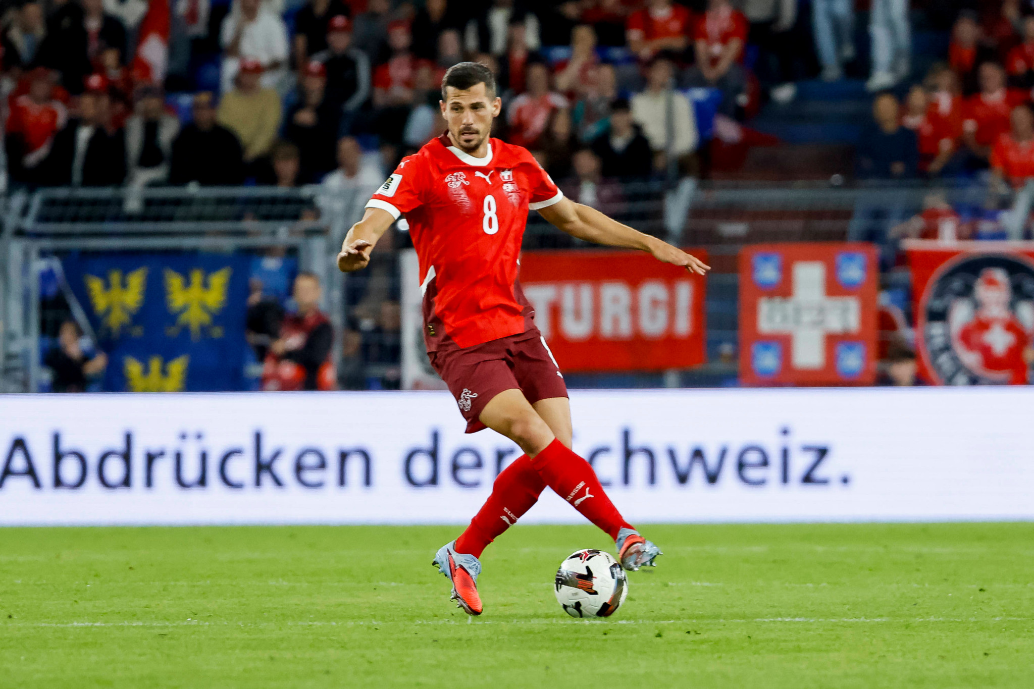 Remo Freuler contrôle le ballon