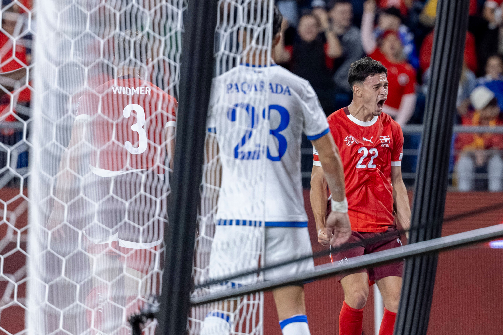 Fabian Rieder célèbre un but