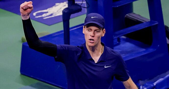 Jannik Sinner célébrant la victoire en demi-finale