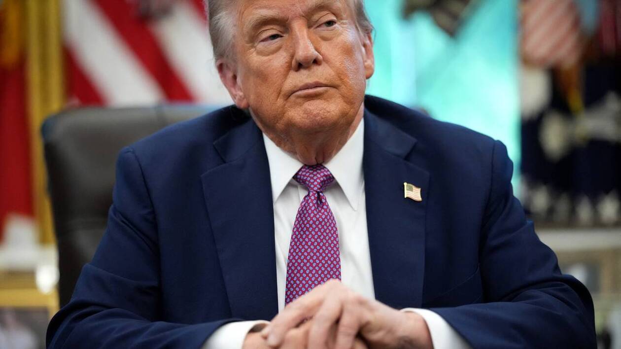 Correspondant près de Trump annonçant le nouveau nom du ministère