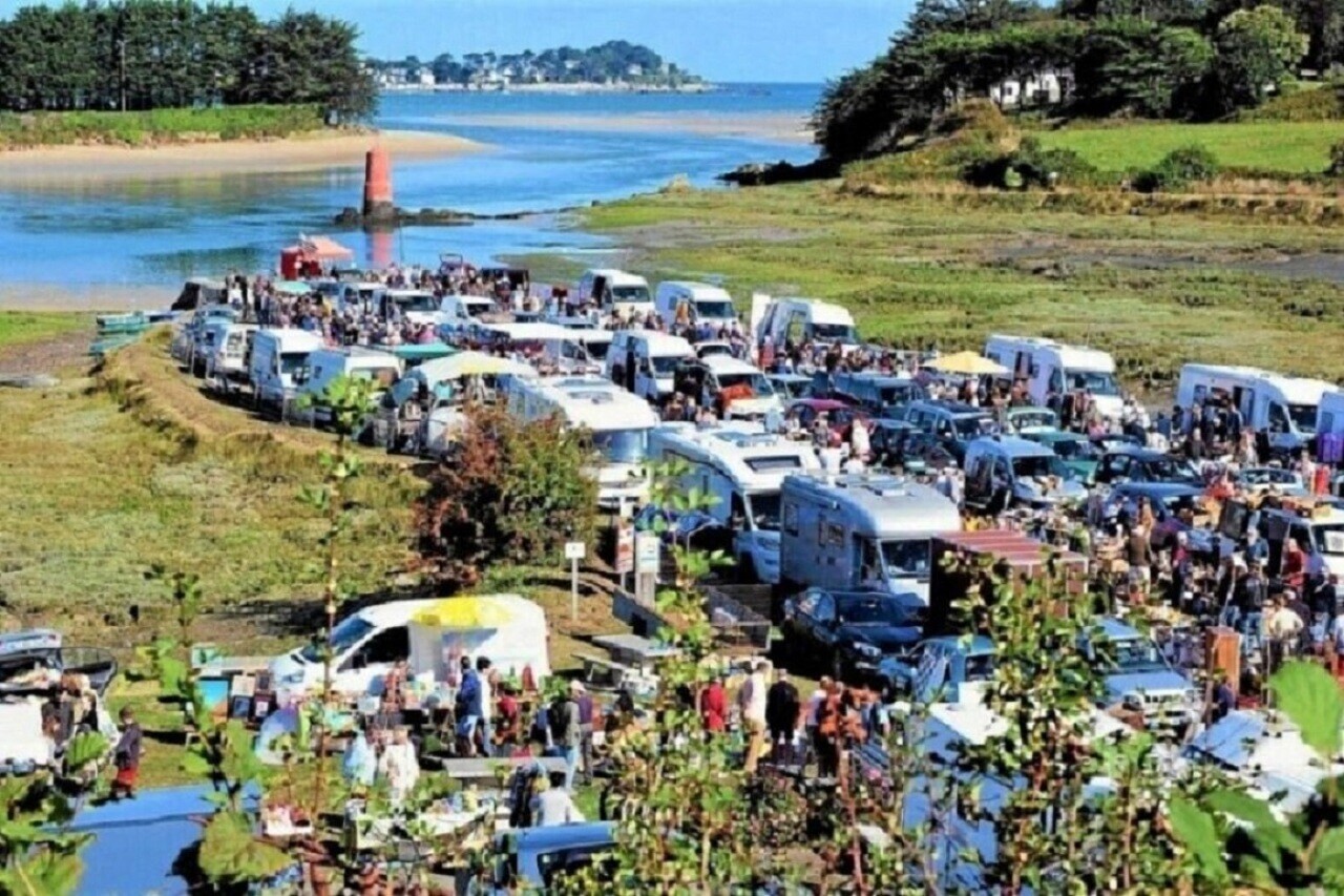 Vue générale du vide-grenier sur le port de Toul an Héry