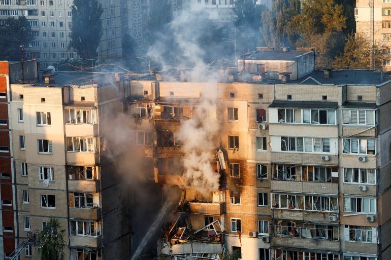 Pompiers éteignant un incendie à Kiev après une frappe par drones