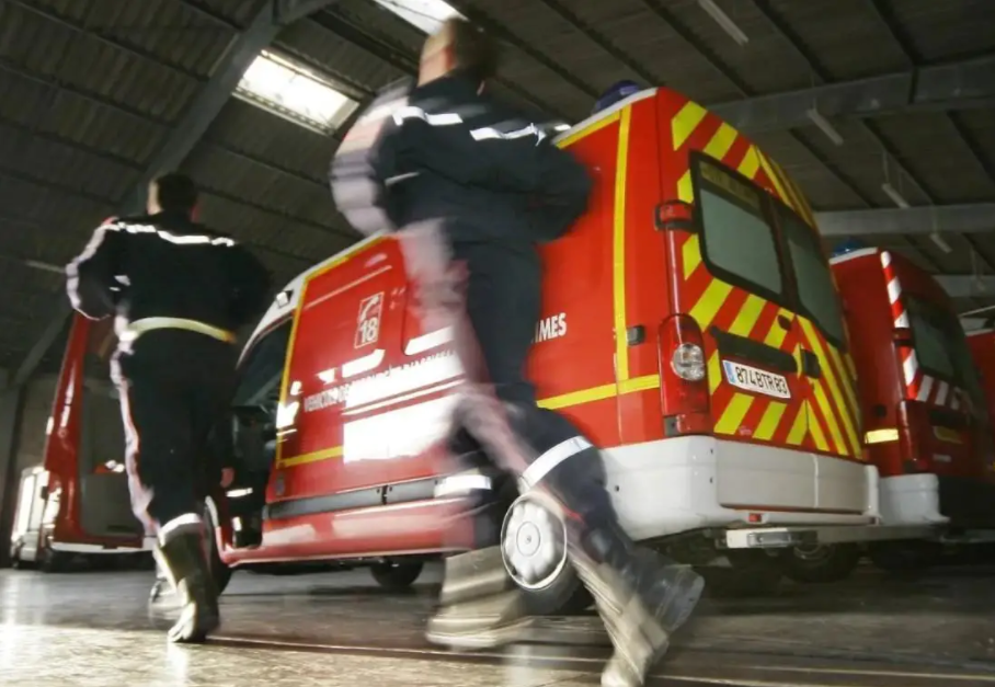 Pompiers sur les lieux de l’accident