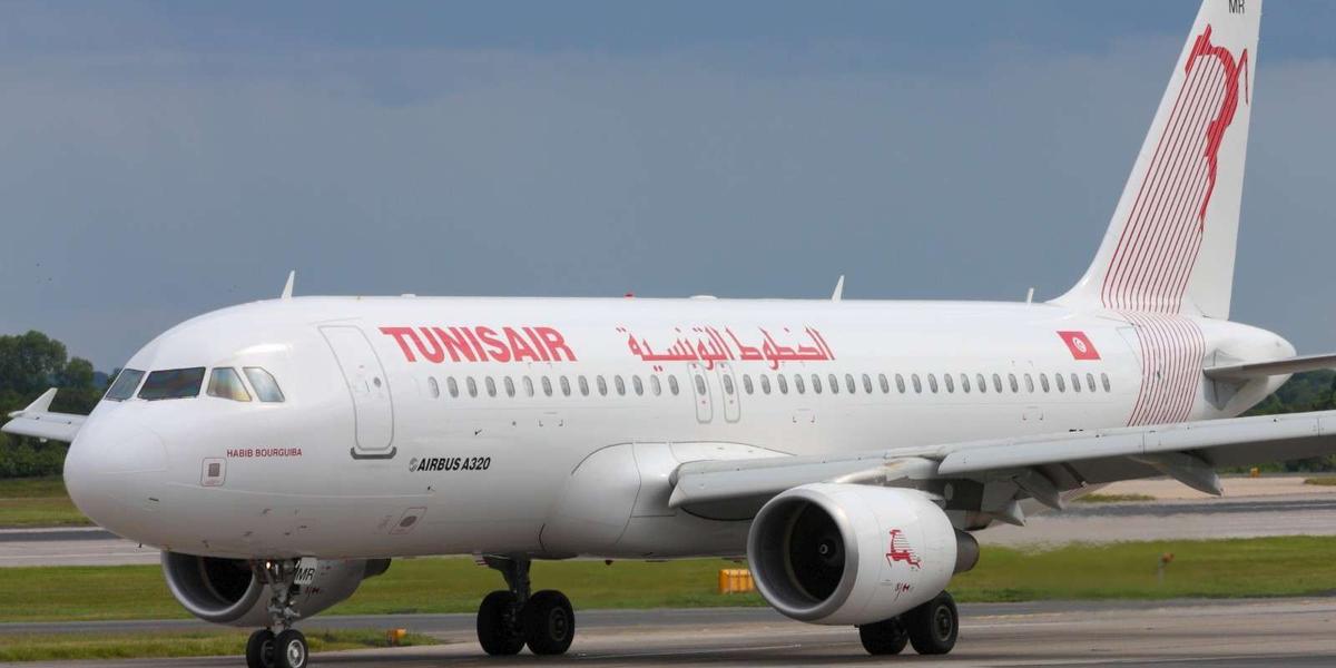 Deux Américaines dans un aéroport cherchant un billet pour Nice