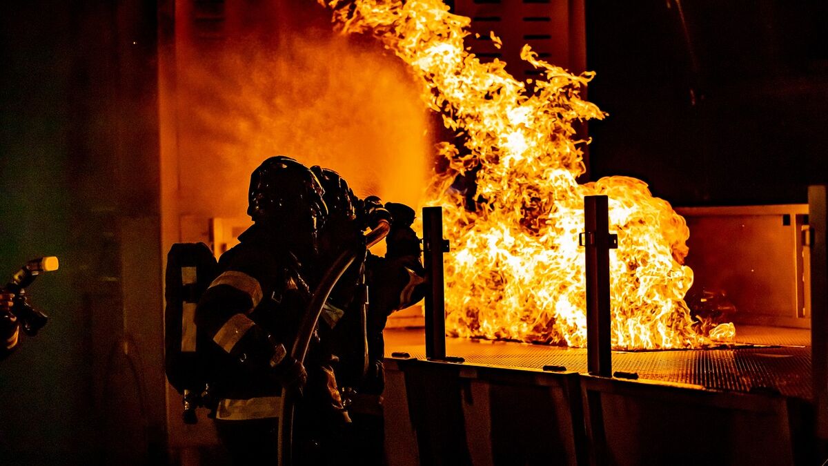 Feu et pompiers près d’une maison à Hamar, Norvège