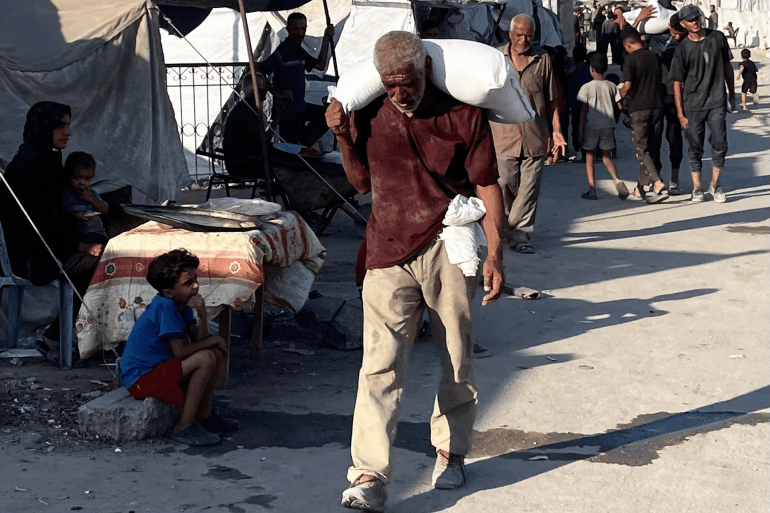 Un déplacé revient avec des sacs de farine sous les tirs