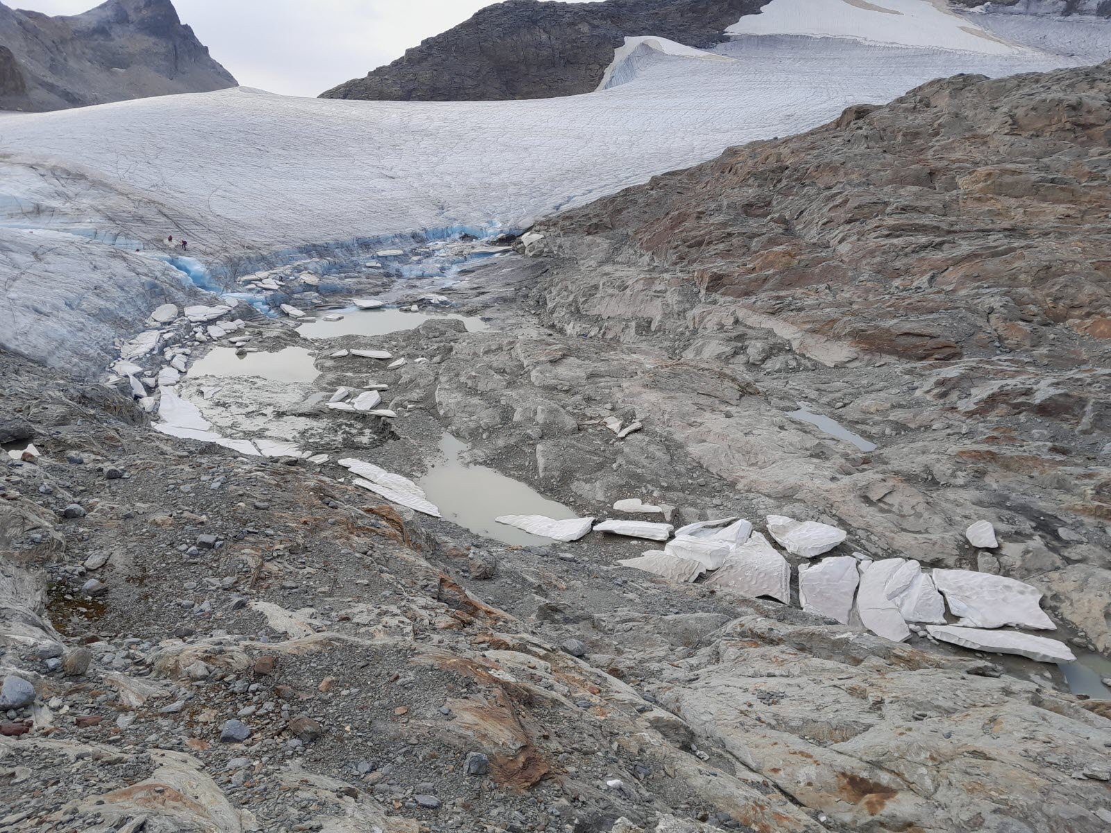 Le lac du Grand Marchet, formé au pied du glacier en cours de fonte, avait atteint 50 000 m3 ce printemps. Après les travaux de l'été, tout risque de vague submersive est écarté.