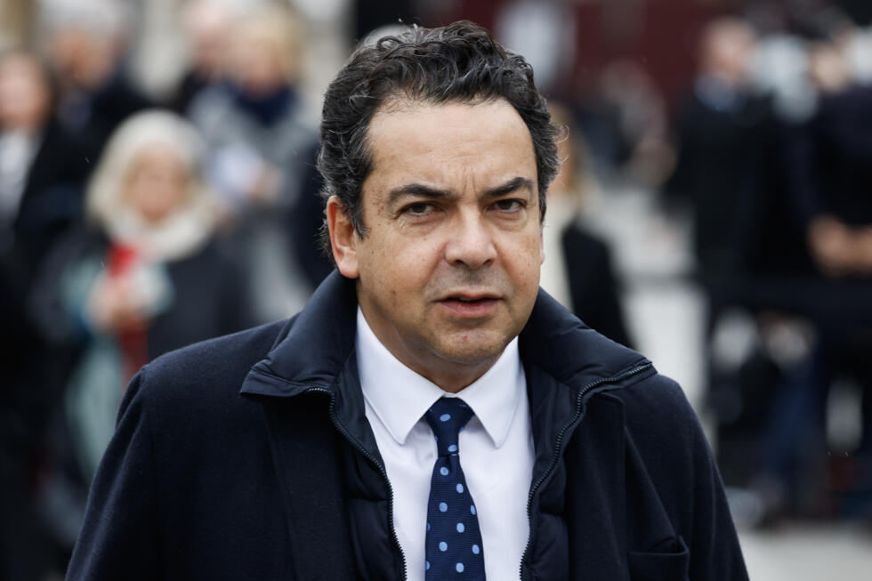 Patrick Cohen dans un studio à Paris
