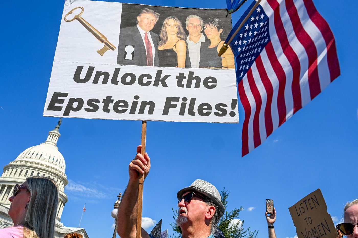 Manifestants lors d’une conférence de presse liée à l’affaire Epstein