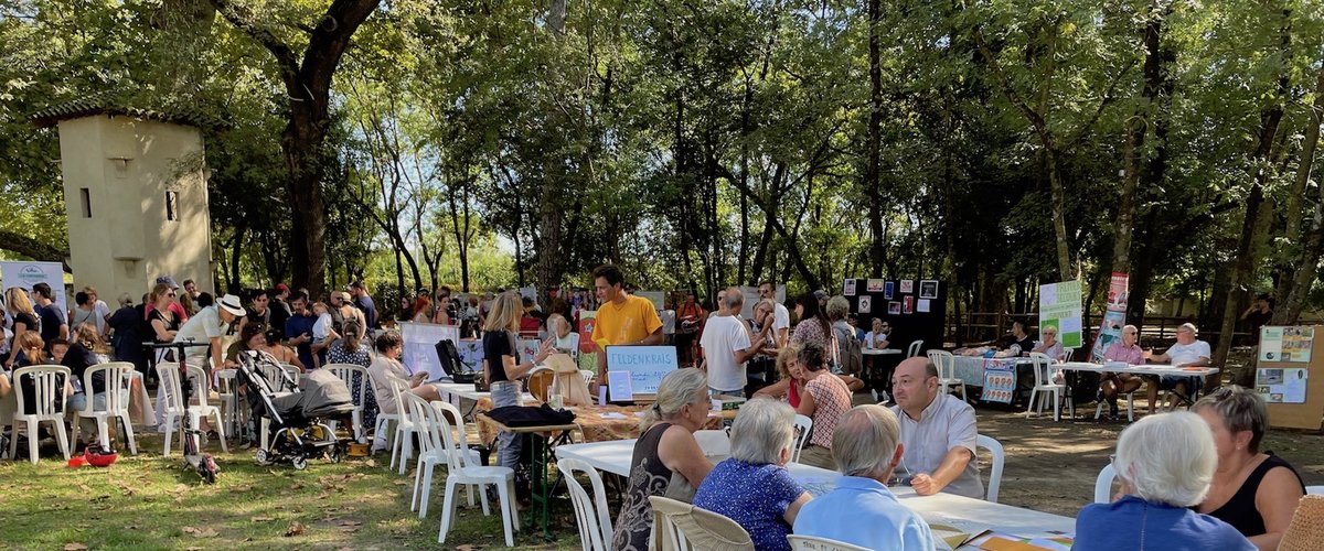 Stands des associations au parc Leenhardt lors du forum local