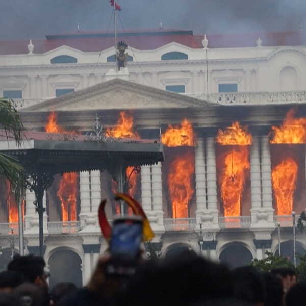 Soldats népalais en patrouille dans Katmandou après les émeutes