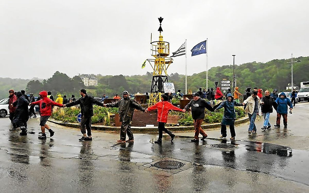 Rassemblement Bloquons tout à Audierne Bretagne