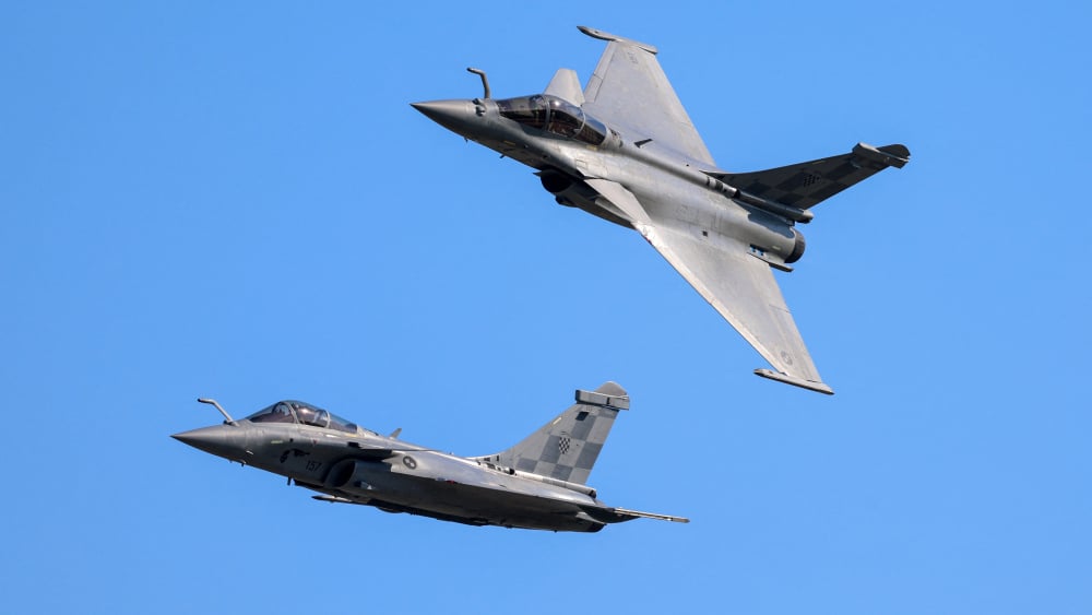 Rafale de chasse survolant l’Europe de l’Est