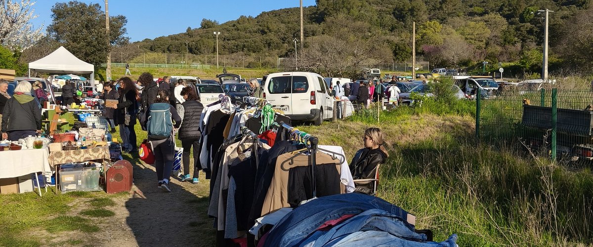 Stand de vide-greniers et visiteurs à Murviel-lès-Montpellier