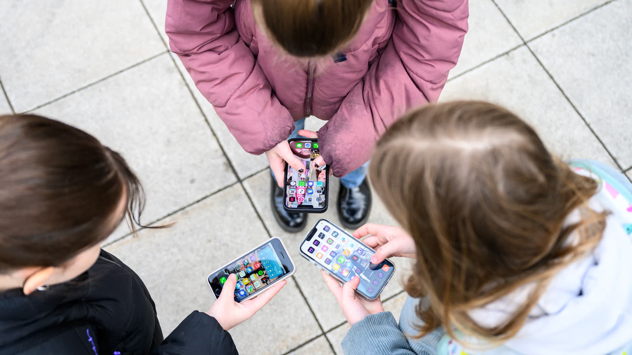 Enfants finlandais sans téléphone en classe