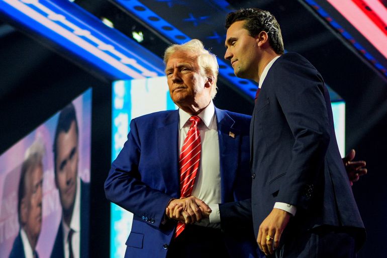 Donald Trump serrant la main de Charlie Kirk lors d'un événement Turning Point USA