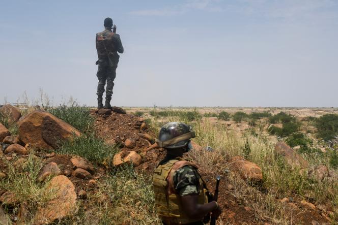 Des soldats nigériens patrouillent près du village de Kandadji, Tillabéri