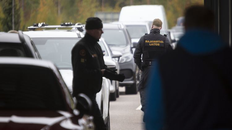 Gendarmes finlandais contrôlant des automobilistes russes à la frontière de Vaalimaa