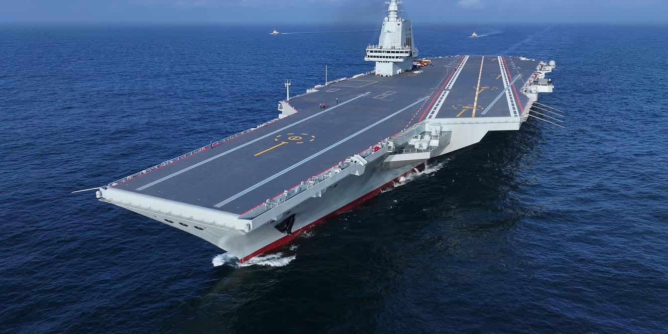 Porte-avions chinois en transit dans le détroit de Taïwan