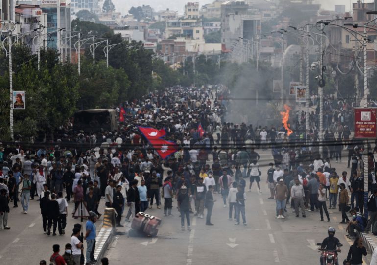 Manifestants près du parlement à Katmandou