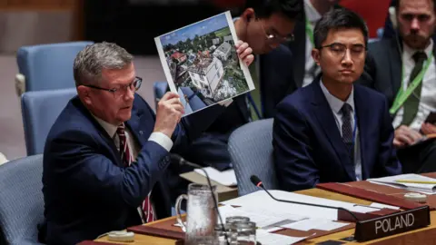Photo montrant une maison endommagée et des débris après l’incursion de drones russes