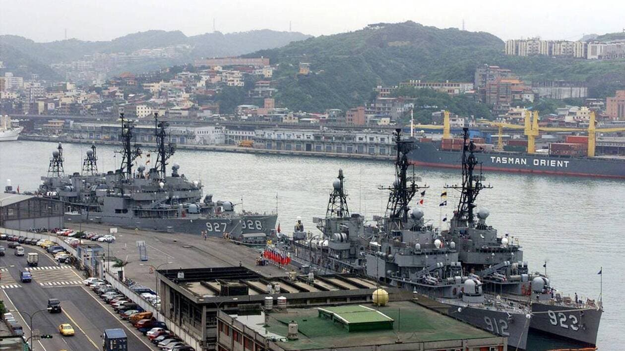 Navires américains et britanniques dans le détroit de Taïwan