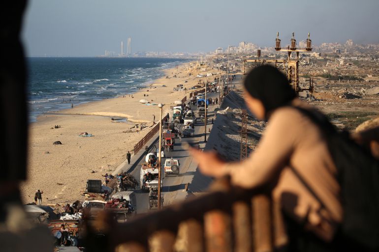 Déplacés quittant la ville de Gaza via la route côtière près du camp de Nuseirat, 12 septembre 2025.