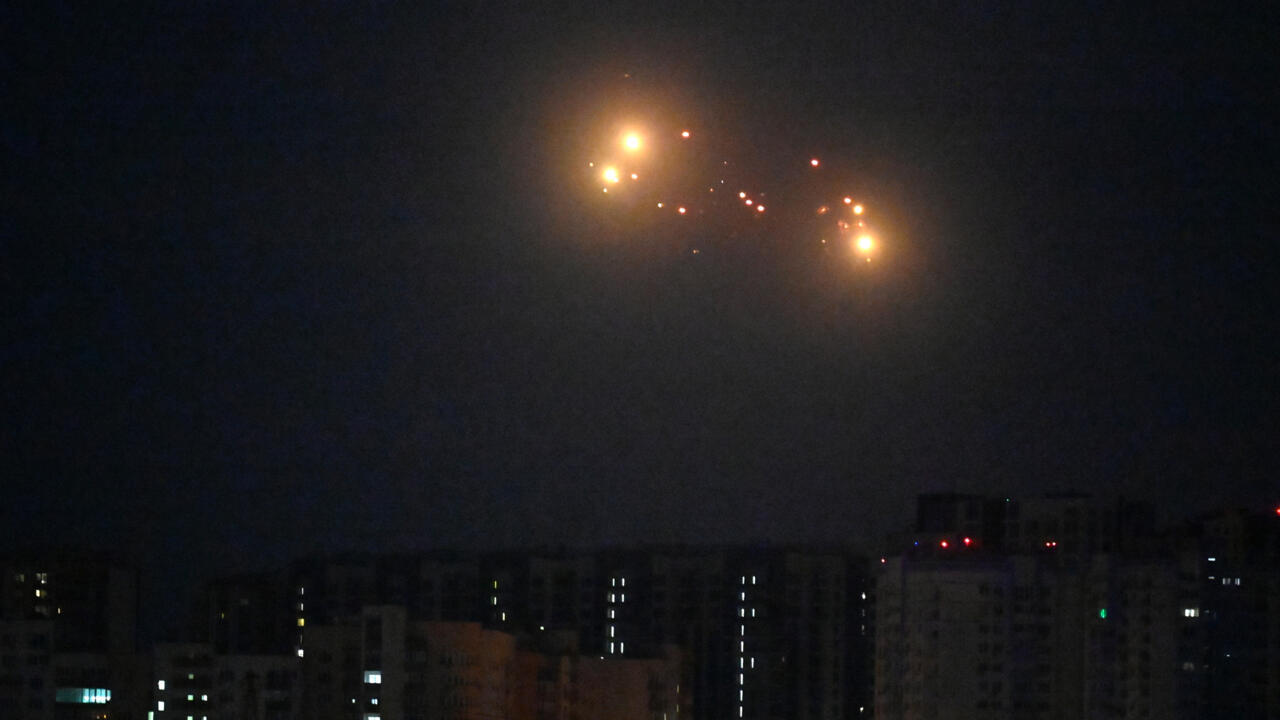 Défense aérienne ukrainienne pendant attaque de drones