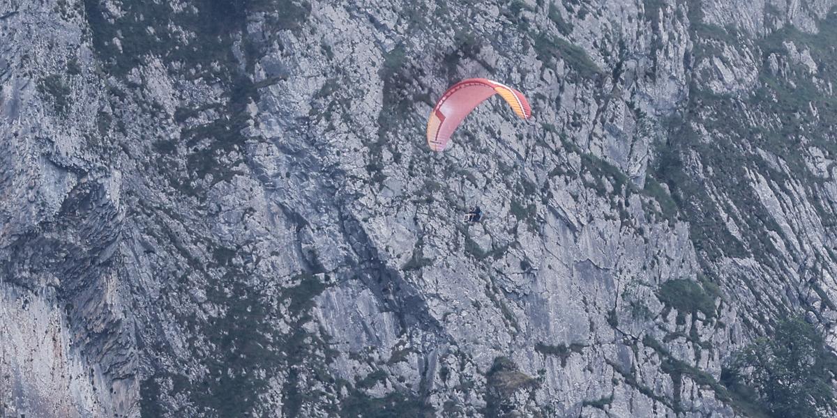 Parapentiste en vol au-dessus des Alpes