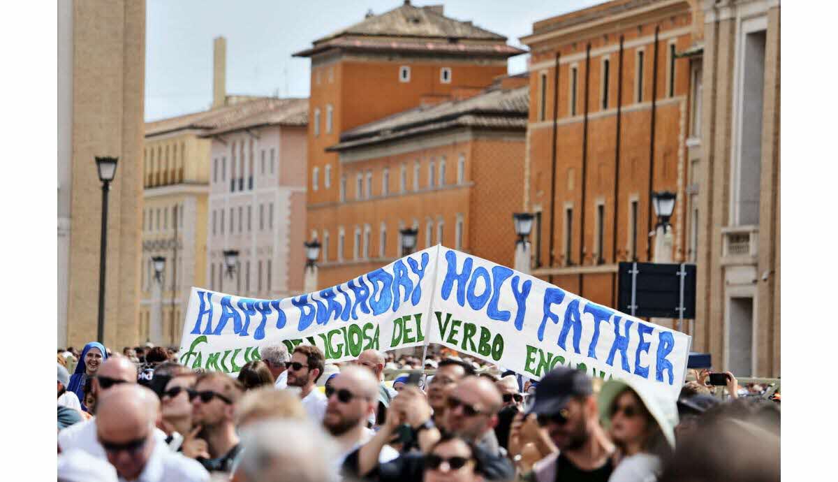 Des fidèles sur la place Saint-Pierre pour l'anniversaire du pape