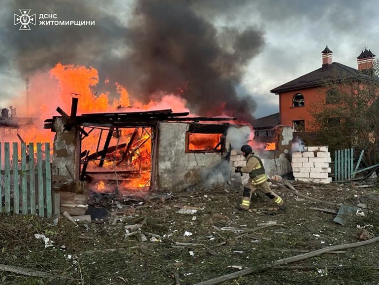Secouristes ukrainiens sur le site d'une frappe par drone à Zhytomyr, 10 septembre 2025