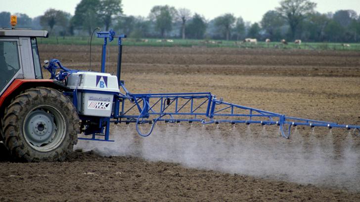 Pulvérisation de produits phytosanitaires dans un champ