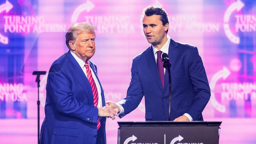 Charlie Kirk et Donald Trump sur scène lors d'un rassemblement conservateur